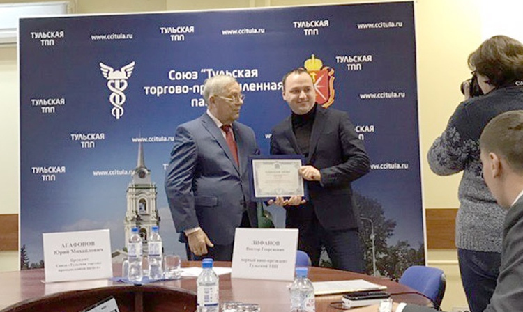 CROSS MEDIA вручен членский билет тульской торгово-промышленной палаты.